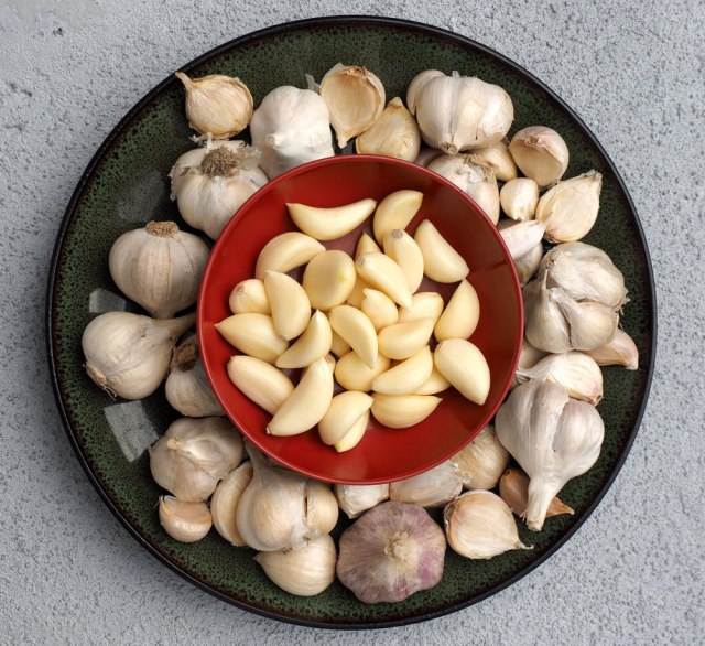 Jednostavan napitak od belog luka regeneriše organizam, dovoljne samo dve kašike dnevno